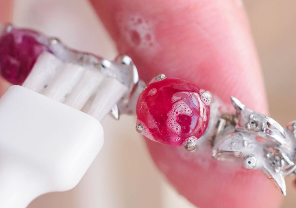 Cleaning gemstones
